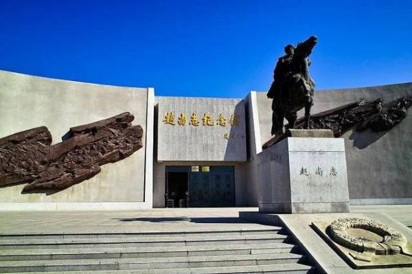 部隊被包圍時馬伕獻一計，司令將他提拔為參謀長，全軍沒有人不服