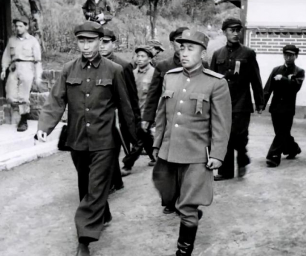 志願軍參謀長被授少將，彭德懷拍桌子：解方是少將，我撐死中將