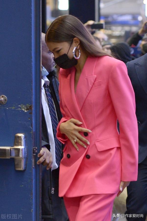 玫紅色西裝怎麼搭配？女星贊達亞選擇黑色高跟鞋，看上去靚麗摩登