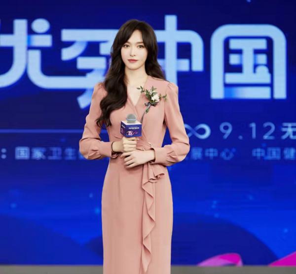 唐嫣放下巨星架子！穿休閒裝接女兒放學，娃才一歲多就到媽媽膝蓋