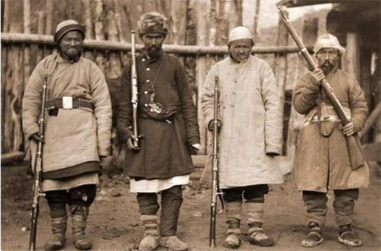 烏斯滿的最後時刻:戴著沉重的腳鐐,每天利用放風的機會祈禱 烏斯滿的最後時刻:戴著沉重的腳鐐,每天利用放風的機會祈禱