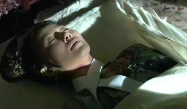 《甄嬛傳》齊妃上吊後,鏡頭掃到了她的鞋子,連皇后都不忍心了 《甄嬛傳》齊妃上吊後,鏡頭掃到了她的鞋子,連皇后都不忍心了