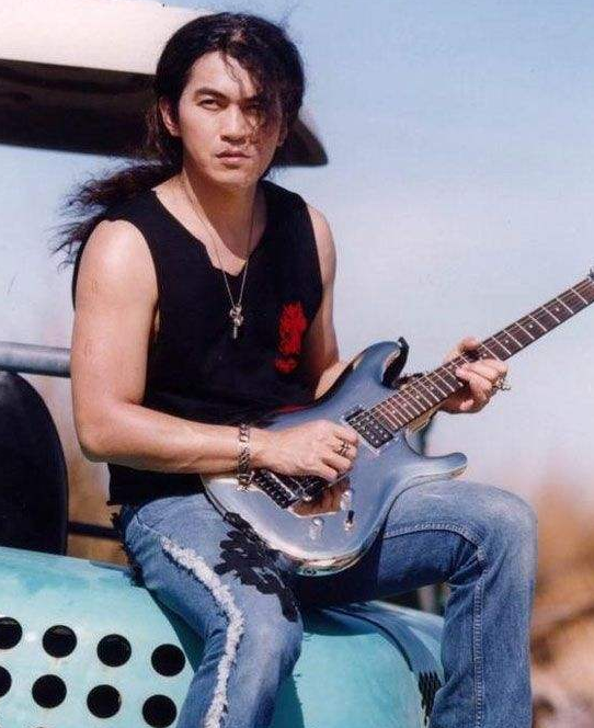 迪克牛仔：從“搖滾巨星”淪落到走穴為生，終於讓人再次為他鼓掌