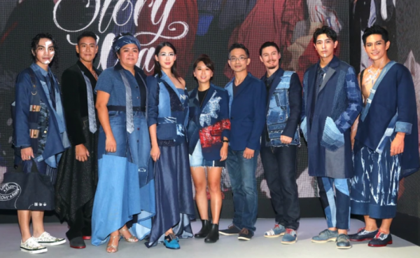 31歲兒子T臺首秀,周華健60歲妻子罕現身支援,滿頭白髮但氣質好 31歲兒子T臺首秀,周華健60歲妻子罕現身支援,滿頭白髮但氣質好