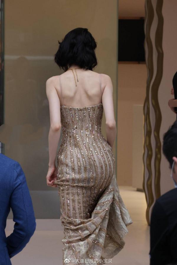 迪麗熱巴被說身材像花瓶，原來是肉都長在了該長的地方