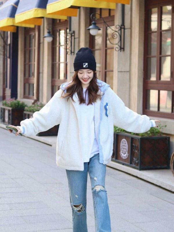 冬天造型不全是沉悶的！學會“上淺下深”的穿法，明豔又減齡