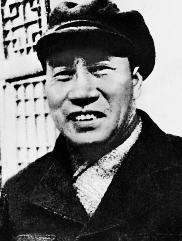 1963年陳毅在飯店吃飯,警衛員遞來一張紙條,他看完親自出門迎接 1963年陳毅在飯店吃飯,警衛員遞來一張紙條,他看完親自出門迎接