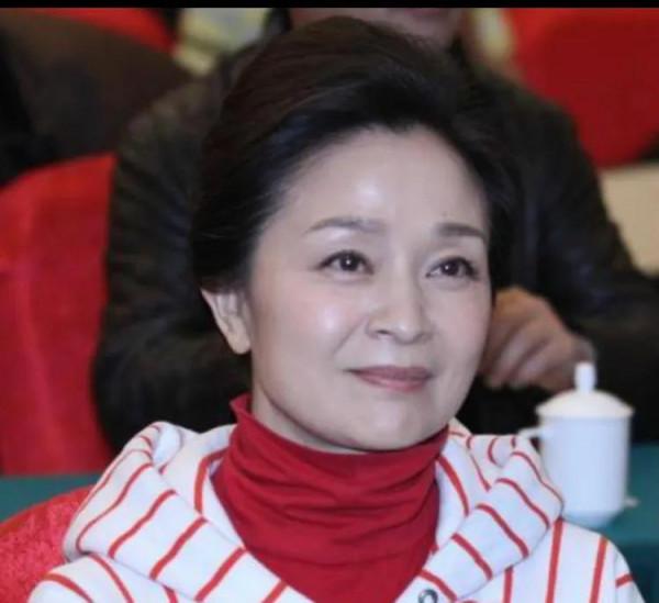 劉莉莉老了還這麼優雅,猜想年輕時候的她一定很美 劉莉莉老了還這麼優雅,猜想年輕時候的她一定很美