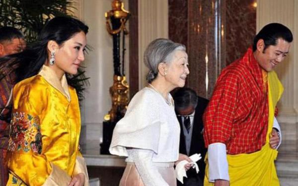 31歲不丹王后懷二胎後不再冷臉,國王全程守護,太王太后幫看孩子 31歲不丹王后懷二胎後不再冷臉,國王全程守護,太王太后幫看孩子