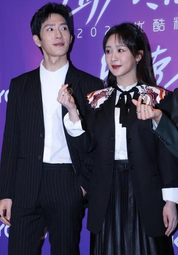 楊紫的臉蛋真挺飽滿的，但臉上泛油光，娃娃領造型看著很有文藝感