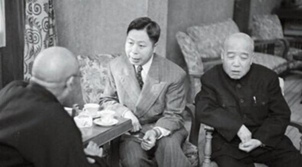 1952年，吳國楨參加蔣介石壽宴，返程發現車子被蔣做手腳