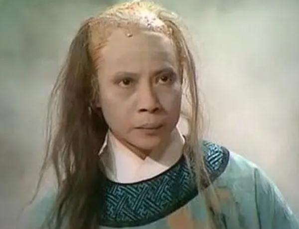 86歲羅蘭現身街頭，膝蓋曾做手術靠柺杖出行，擔心腦退化不敢退休