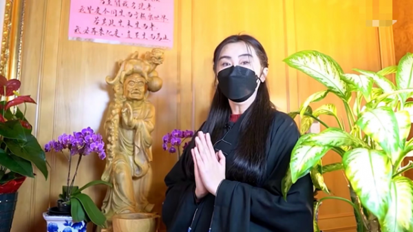 王祖賢也老了，特意穿縵衣拜佛好正式，素顏面板鬆弛雙眼皮塌陷