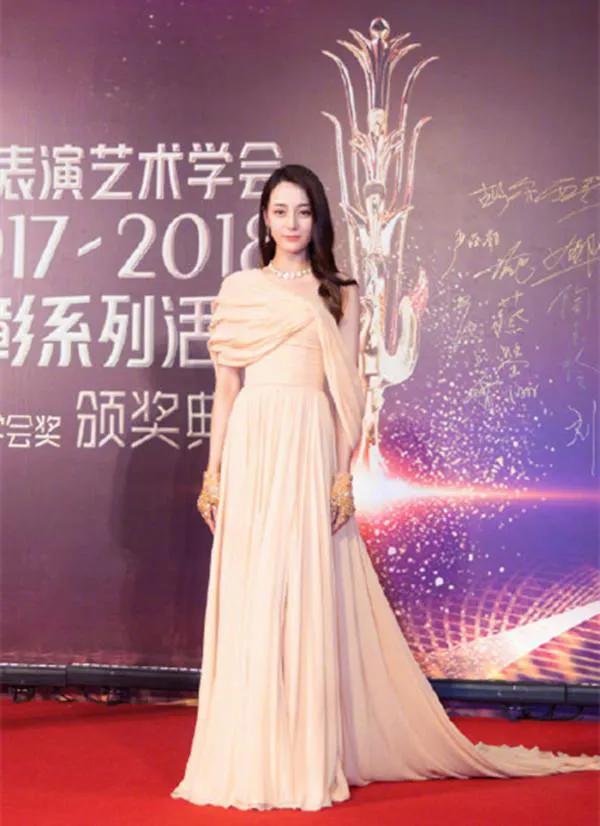 迪麗熱巴走紅毯的樣子 迪麗熱巴走紅毯的樣子