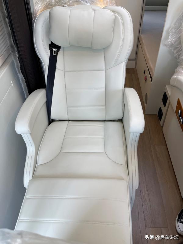 外觀沉穩低調,內飾出口工藝搭配航空座椅即豪華更舒適 外觀沉穩低調,內飾出口工藝搭配航空座椅即豪華更舒適