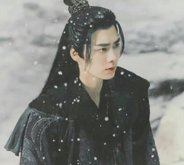 李易峰新劇《鏡雙城》氛圍拉滿，白髮造型太可了