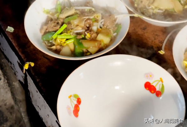 山東農村的蒼蠅館子,大爺一輩子只做一道菜,10元1碗有人不敢吃 山東農村的蒼蠅館子,大爺一輩子只做一道菜,10元1碗有人不敢吃