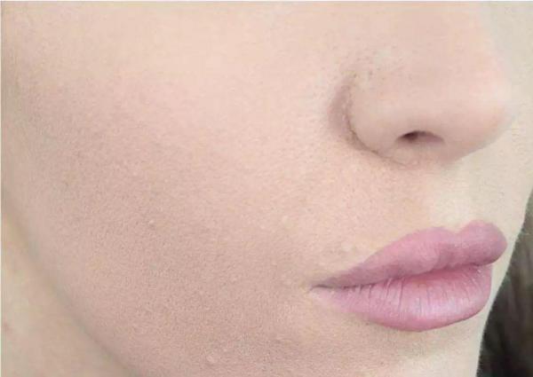 塗粉底液時，掌握“4個技巧”遠離卡粉、浮粉，底妝也更服帖了