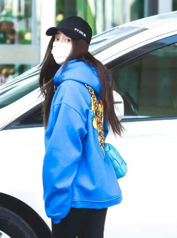 Angelababy楊穎的衣品沒話說，一襲紅色抹胸裙亮相，氣質太驚豔