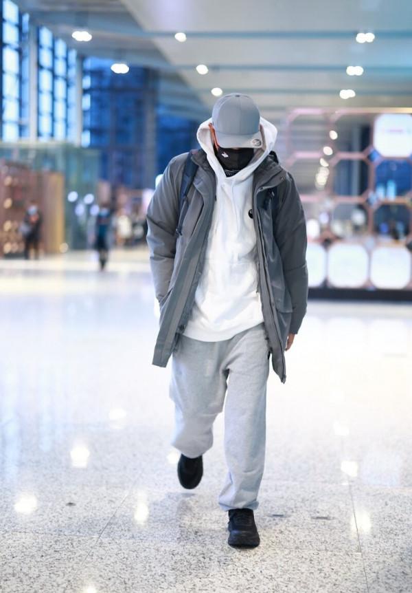 陳小春原來這麼會穿，連帽衛衣造型潮男範十足，55歲穿成了25歲