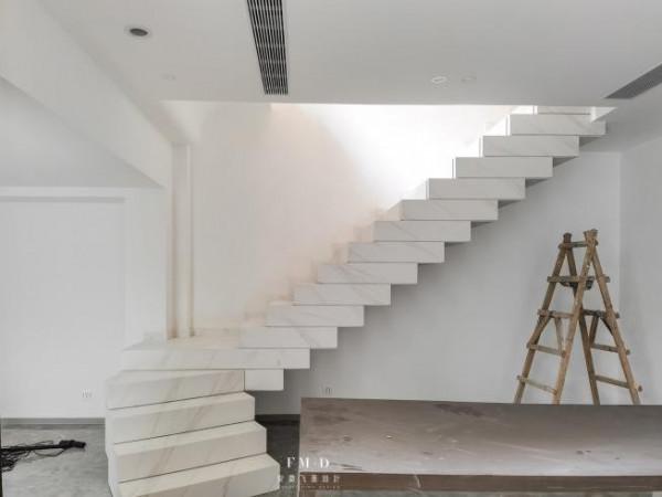 比起大理石我更喜歡巖板，能上牆能鋪樓梯，花紋漂亮規格大也耐磨