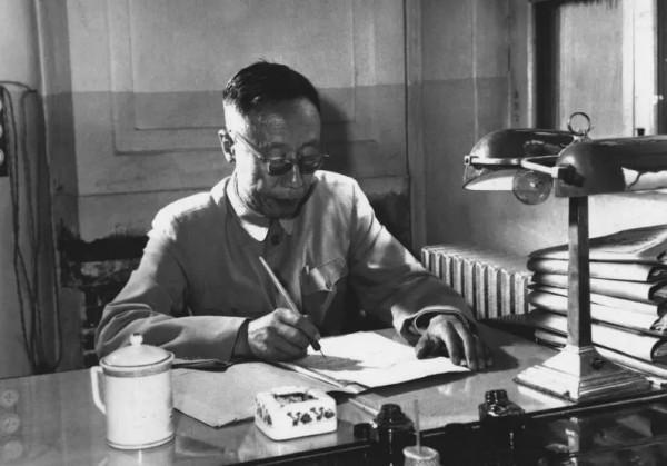 62年毛澤東宴請賓客，開席前故作神秘：有位客人是你們的頂頭上司