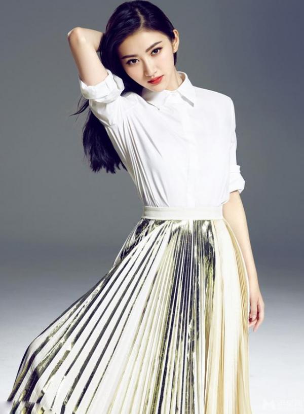 景甜為了顯臉小真是拼了，弄著“獅王”髮型，更顯瓜子臉