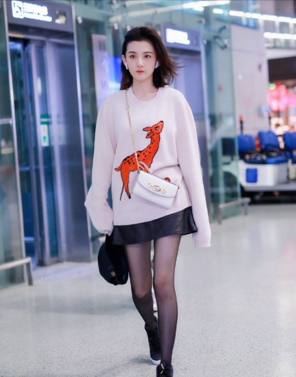 真服了宋祖兒這港姐的氣質！披塊“床單”遛機場，居然還這麼美豔