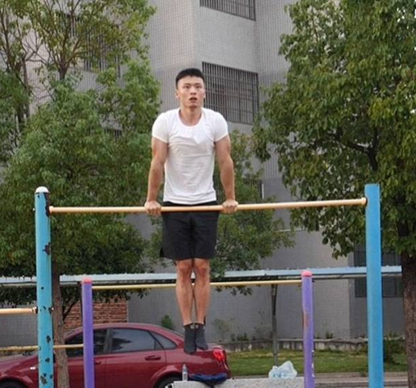 江西22歲小夥，練習健身10個月，就把雙力臂世界紀錄留在了中國