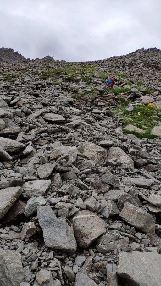 新疆徒步穿越烏蘇古道第二天翻越包紮敦達板