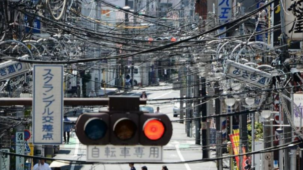 為何電線杆上的支架都是銀色的？為何美國仍大量使用木頭電線杆？