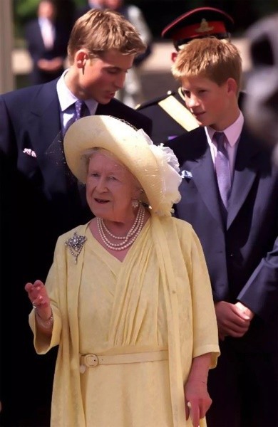 伊麗莎白王太后最疼查爾斯，102歲去世，1400萬遺產大半留給哈里
