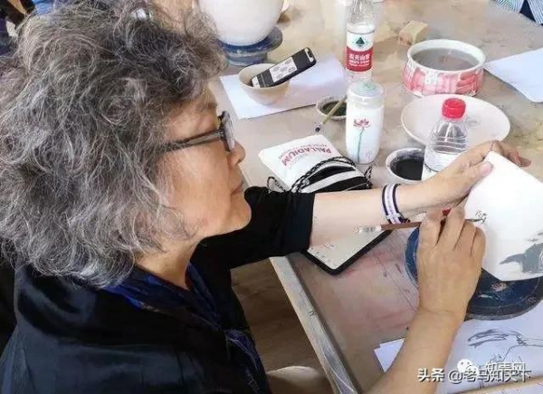 她是國家一級演員，結婚40多年未有孩子，60歲終圓母親夢