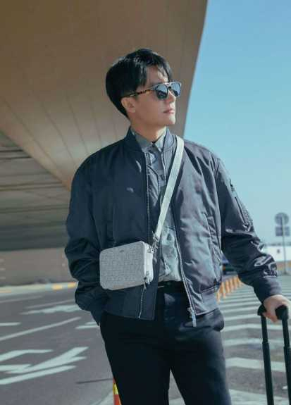 黃軒赴巴黎時裝週穿深灰色飛行外套酷感十足，你喜歡這樣的他嗎？