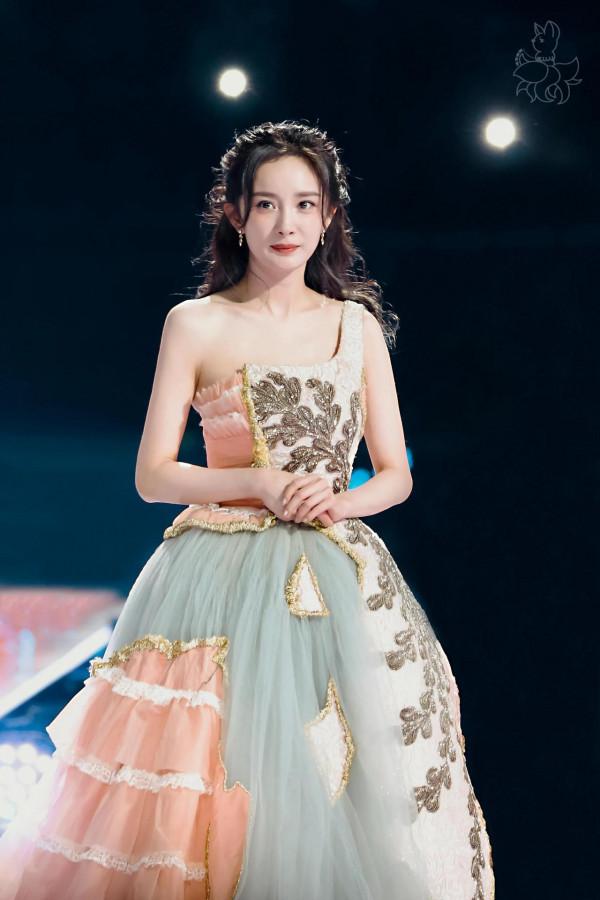 楊冪 湖南衛視跨年晚會現場最是人間好光景 煦色韶光 有你相依