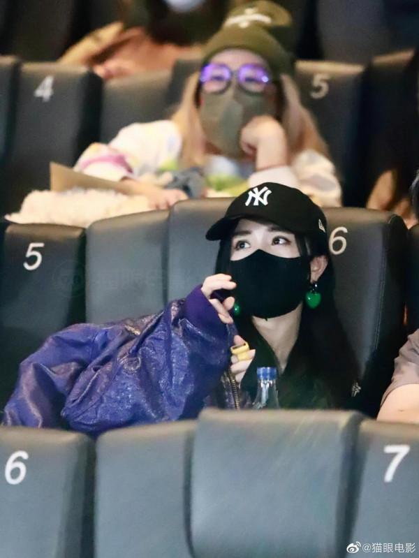 楊冪現身《平原上的火焰》主創親友觀友場,口罩也遮不住她的美 楊冪現身《平原上的火焰》主創親友觀友場,口罩也遮不住她的美