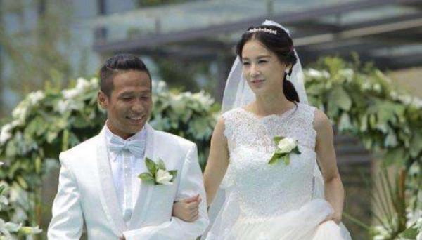 不靠顏值靠才華，這6位長相一般的男演員，媳婦一個比一個漂亮