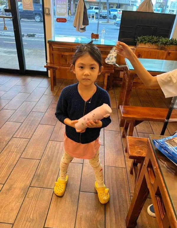 陳冠希妻女現身聚會，4歲女兒秋褲配洞洞鞋太土味，顏值被媽拉垮