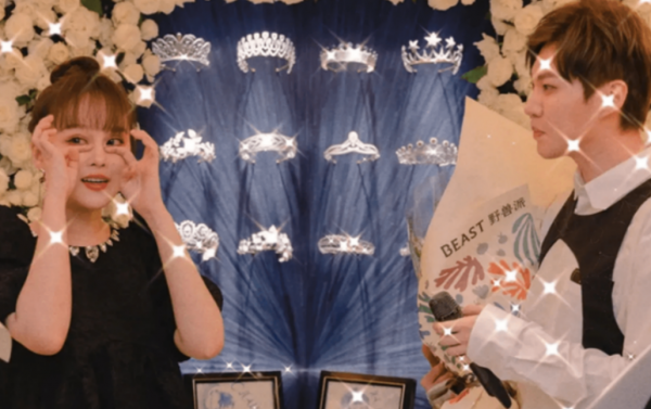 趙本山女兒罕見露面，自曝明年將和男友結婚，小腹微隆疑似懷孕