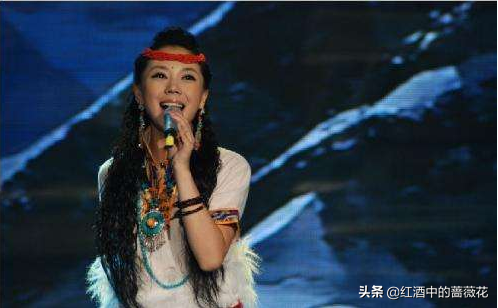 發現沒？《阿衣莫》的女主唱，就是那個為張韶涵伴唱的天籟之音