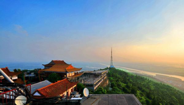 湖南一小鎮，知名度不高卻一腳踏兩省，坐擁國家級森林公園