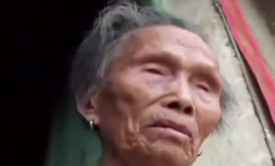 當年，八旬失明老婦在女兒家住豬圈，後又在深冬被女兒丟在野外