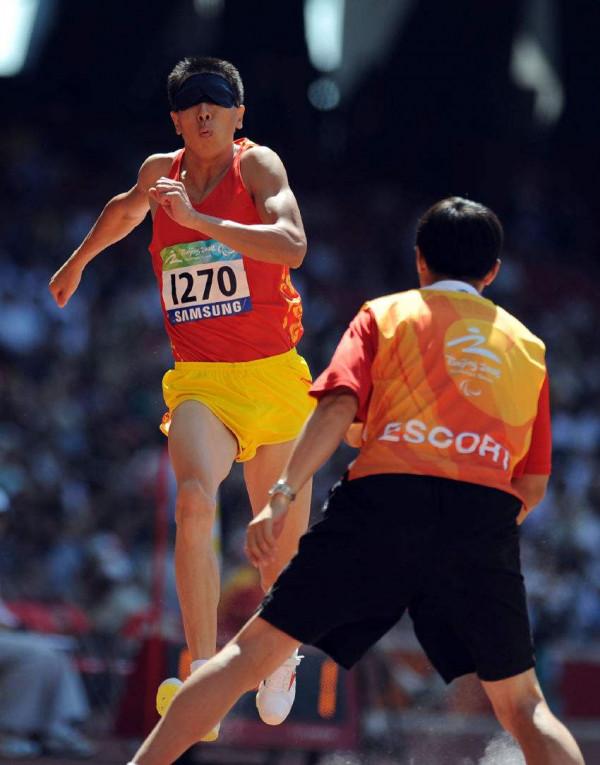 他曾是王治郅隊友，18歲被炸瞎雙眼不認命，為國家奪3枚殘奧金牌