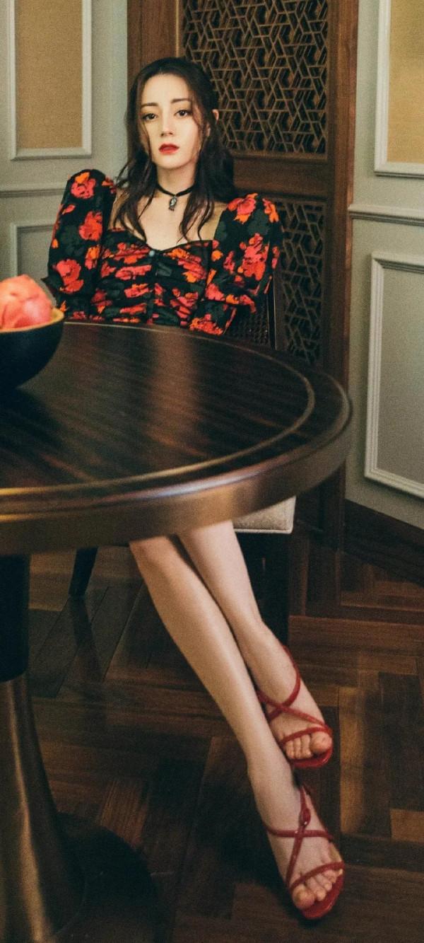 迪麗熱巴石榴裙裝，猶如一隻翩翩起舞的蝴蝶，腳踩恨天高高貴冷豔