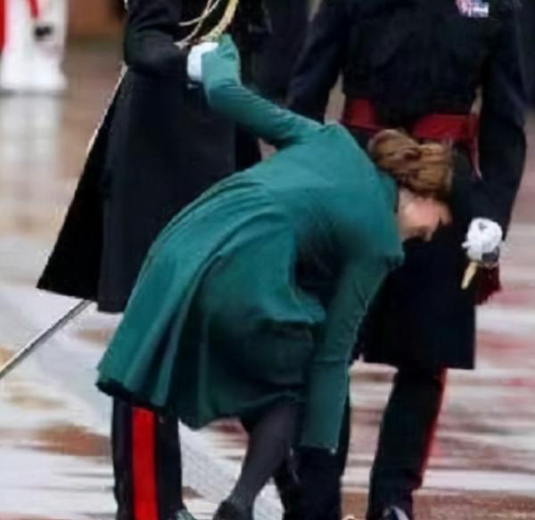 戴安娜行屈膝禮優雅得像仙女,卻在泰國行錯了禮,梅根行禮像侍女 戴安娜行屈膝禮優雅得像仙女,卻在泰國行錯了禮,梅根行禮像侍女
