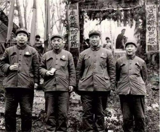 12歲少年偷偷參軍，30年後成開國少將衣錦還鄉，父親卻認不出