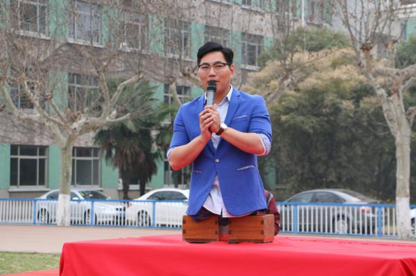 流浪歌手沒雙腿沒文化，卻娶了健康漂亮女孩活成勵志人物，他憑啥