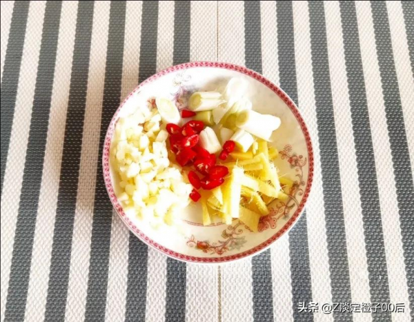 蓮藕小鹹菜的醃製方法，5種蔬菜一起，清脆爽口，醃好就能吃