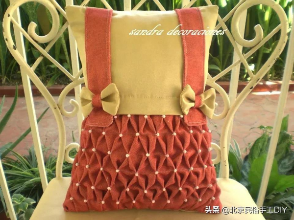 用針線在布上就能縫上立體的花樣，這招做的包包實在太讚了