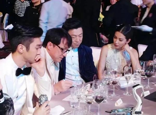 買二手衣服回家補、一張椅子用18年,這8位明星,有錢也沒亂花 買二手衣服回家補、一張椅子用18年,這8位明星,有錢也沒亂花